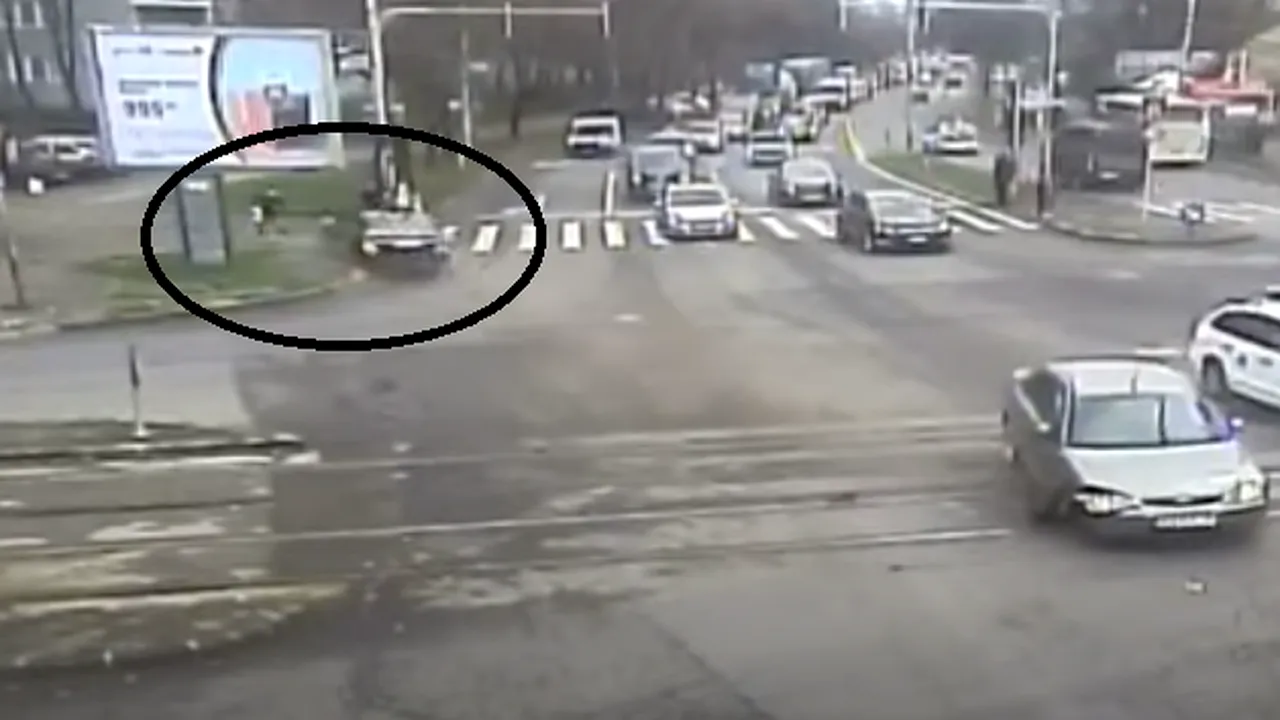 VIDEO| Imagini șocante cu accidentul din Timișoara. Un șofer căruia i s-a făcut rău la volan intră cu viteză în intersecție, lovește doi pietoni și se oprește în mașini parcate