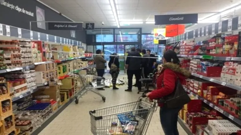 Imagini incredibile la Timișoara. Oamenii își pun cumpărăturile în coș în apropierea unui cadavru - VIDEO