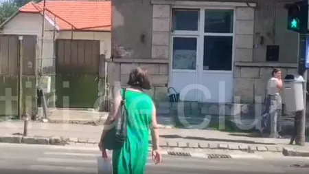 O femeie a murit azi-dimineață la un SEMAFOR, pe o stradă din Cluj-Napoca. După 3 ore, trupul ei încă zăcea pe troturar