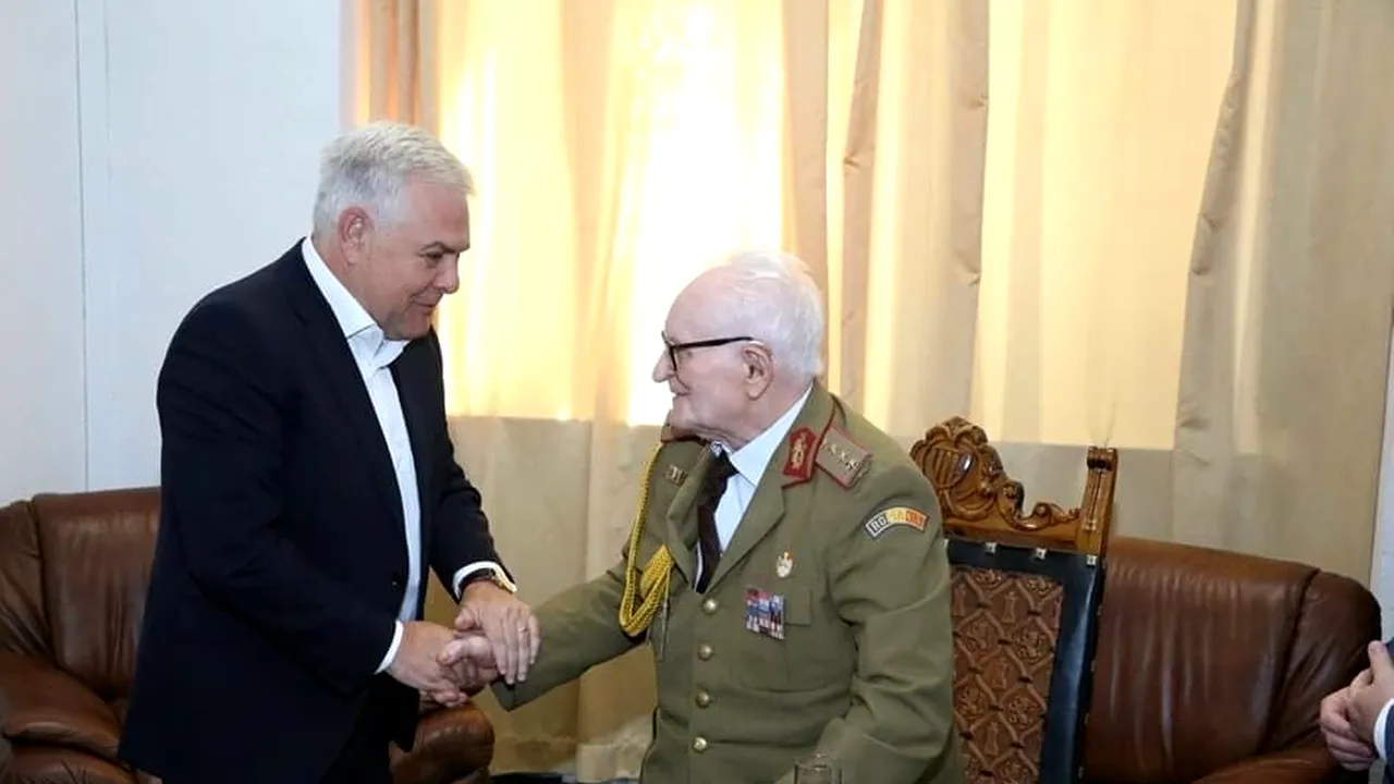 Un veteran de război a fost decorat de Angel Tîlvăr la împlinirea vârstei de 102 ani