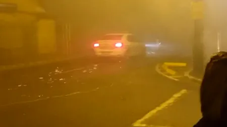 VIDEO | Constănțean lovit de o mașină de Poliție, chiar când arunca artificii, în noaptea de Revelion. Un agent a fost la un pas să fie linșat