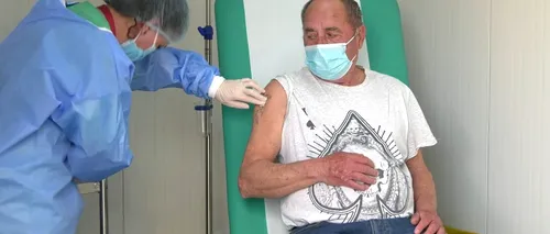 VIDEO | Prima zi de vaccinare anti-COVID într-un centru mobil. „Să ne vaccinăm, că a început să îmi fie frică pe stradă” (REPORTAJ)