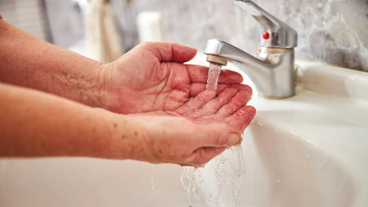 Apă cu porția într-o localitate din DOLJ. Localnicii, acuzați că udă grădinile și terenurile agricole