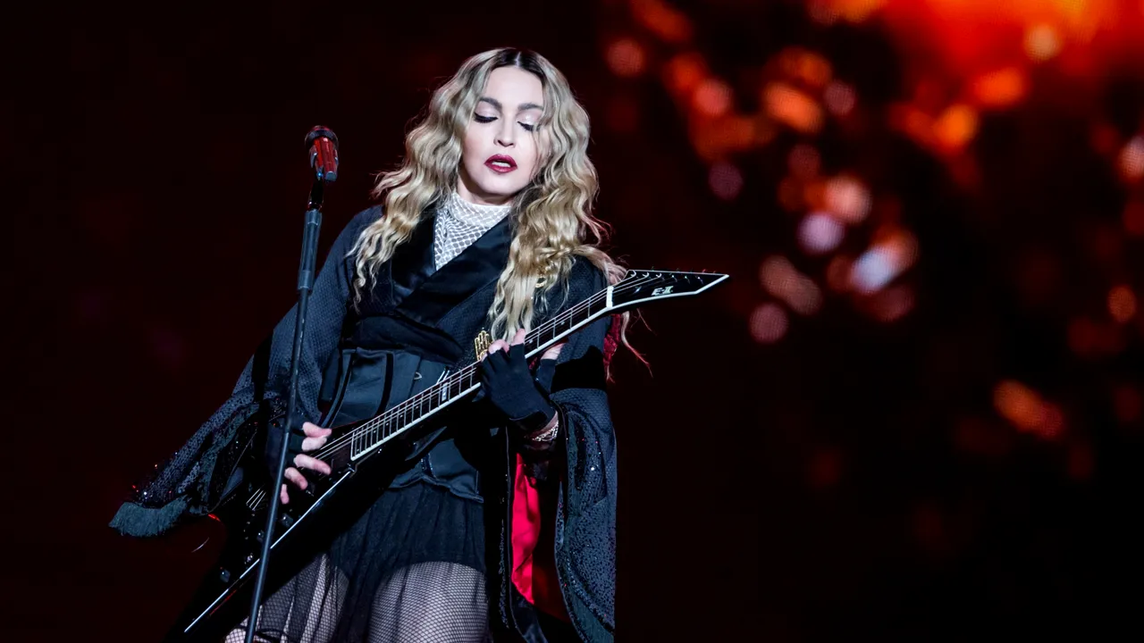 Madonna vrea să înfieze doi copii. Artista a depus deja cererea de adopție