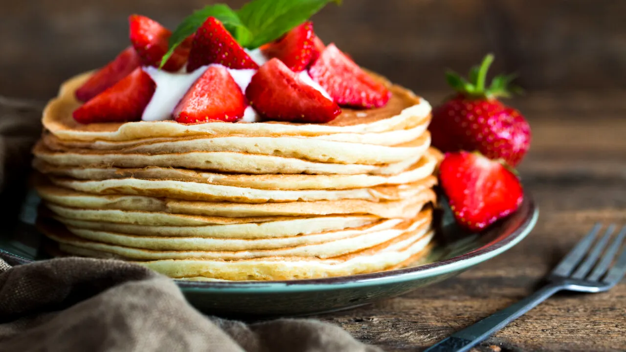 Cum prepari clătite franțuzești cu frișcă și căpșuni. Rețeta pentru o masă festivă