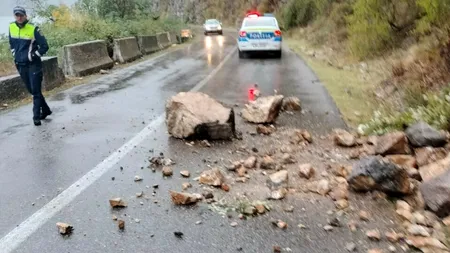 AVERTISMENT important pentru șoferi în plină iarnă. Zonele pericol de pe DN 57 / Atenție la desprinderea rocilor și a copacilor de pe versanți
