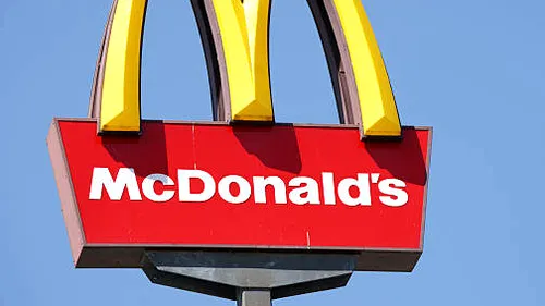 Un restaurant McDonald’s interzice accesul minorilor după ora 17.00. Motivul acestei decizii