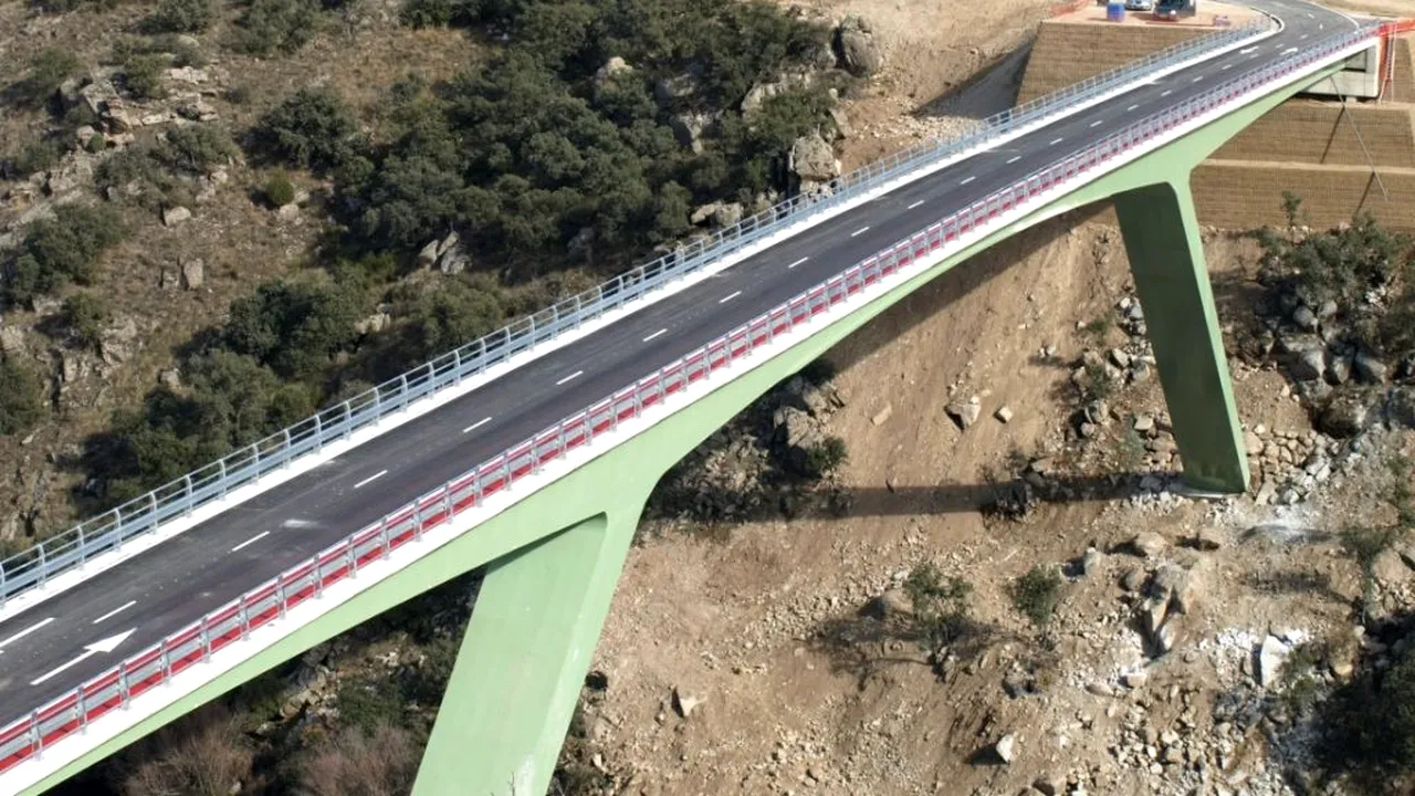 Orban anunță când se toarnă asfaltul pe Drumul Expres Craiova-Pitești. Firma cărui miliardar a fost lăudată de premier - VIDEO