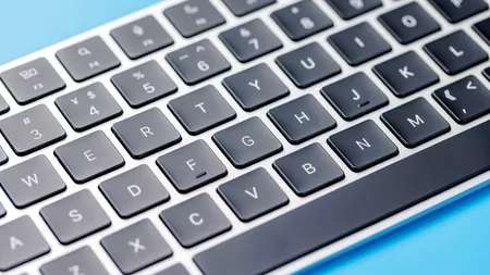 Care este rolul liniei mici de sub literele F și J și numărul 5 de pe tastatură? Este de mare ajutor