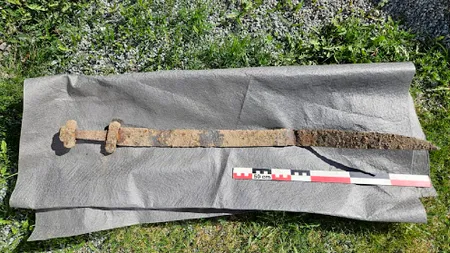 Un băiat de șase ani a găsit o sabie vikingă în timpul unei excursii școlare. Descoperirea i-a șocat pe arheologi