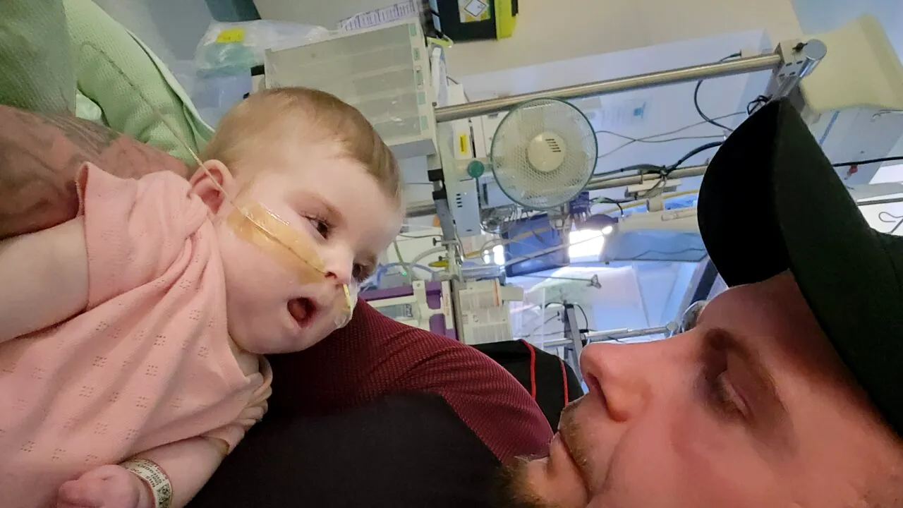 Sfârșit cumplit pentru micuța INDI, fetița de 7 luni ținută în viață de aparate. „Suntem furioși, zdrobiți și rușinați”