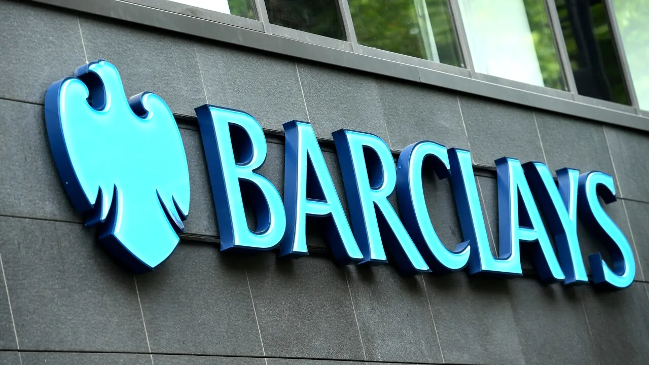 Banca multinațională Barclays ar putea renunța la mii de clienți ai diviziei de investiții