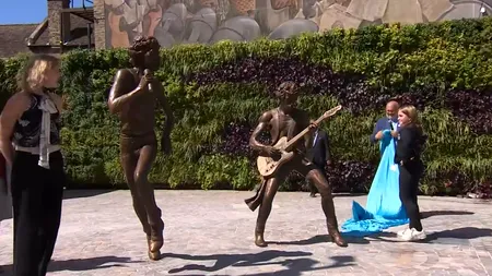 Statui ale lui Mick Jagger și Keith Richards, în orașul natal Dartford