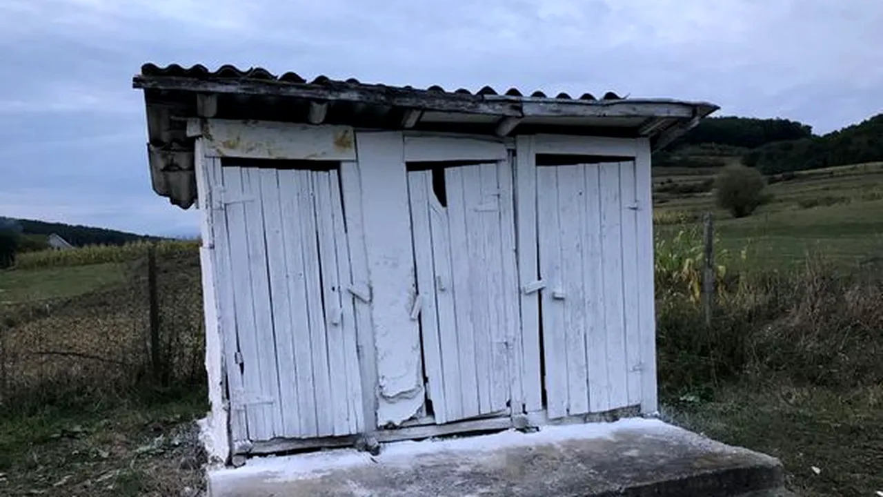 Mii de elevi încep școala în clădiri vechi, neautorizate, fără apă și cu toaleta în curte. FOTO