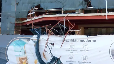 VIDEO EXCLUSIV. Pericol pe o șosea importantă din București. Mai multe schele de la o clădire aflată în construcție au fost dărâmate de vânt