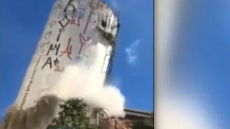 Demolarea unui rezervor de apă din Brazilia, scăpată de sub control. Construcția a luat-o la vale și a distrus mai multe mașini (VIDEO)