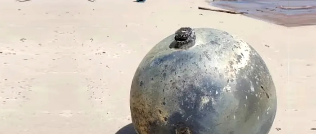 Obiect „EXTRATERESTRU”, găsit pe o plajă. Ce este, de fapt, sfera din imagine