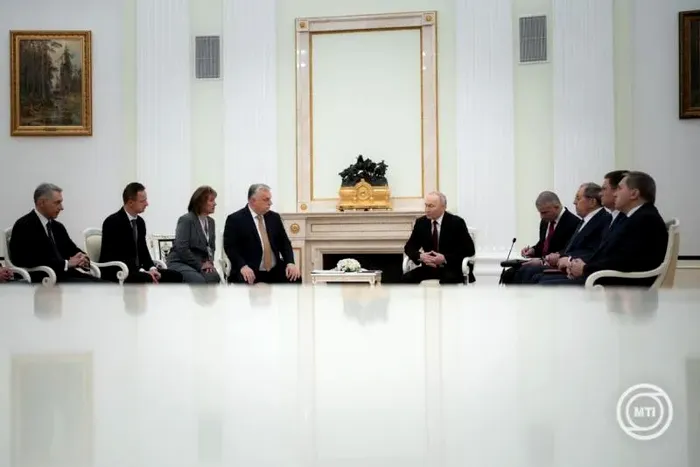 Putin &#537;i Orban &bdquo;s-au pierdut&rdquo; &icirc;n traducere. &Icirc;n timpul discu&#539;iilor de la Kremlin, translatorul premierului Ungariei s-a &icirc;ncurcat &icirc;n&hellip; Ucraina