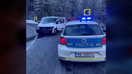 FOTO: Patru copii și trei adulți au ajuns la spital, după ce microbuzul în care se aflau a intrat într-un parapet, între Râșnov si Predeal