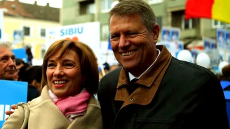 Președintele Iohannis, fotografii cu admiratori lângă bradul de Crăciun