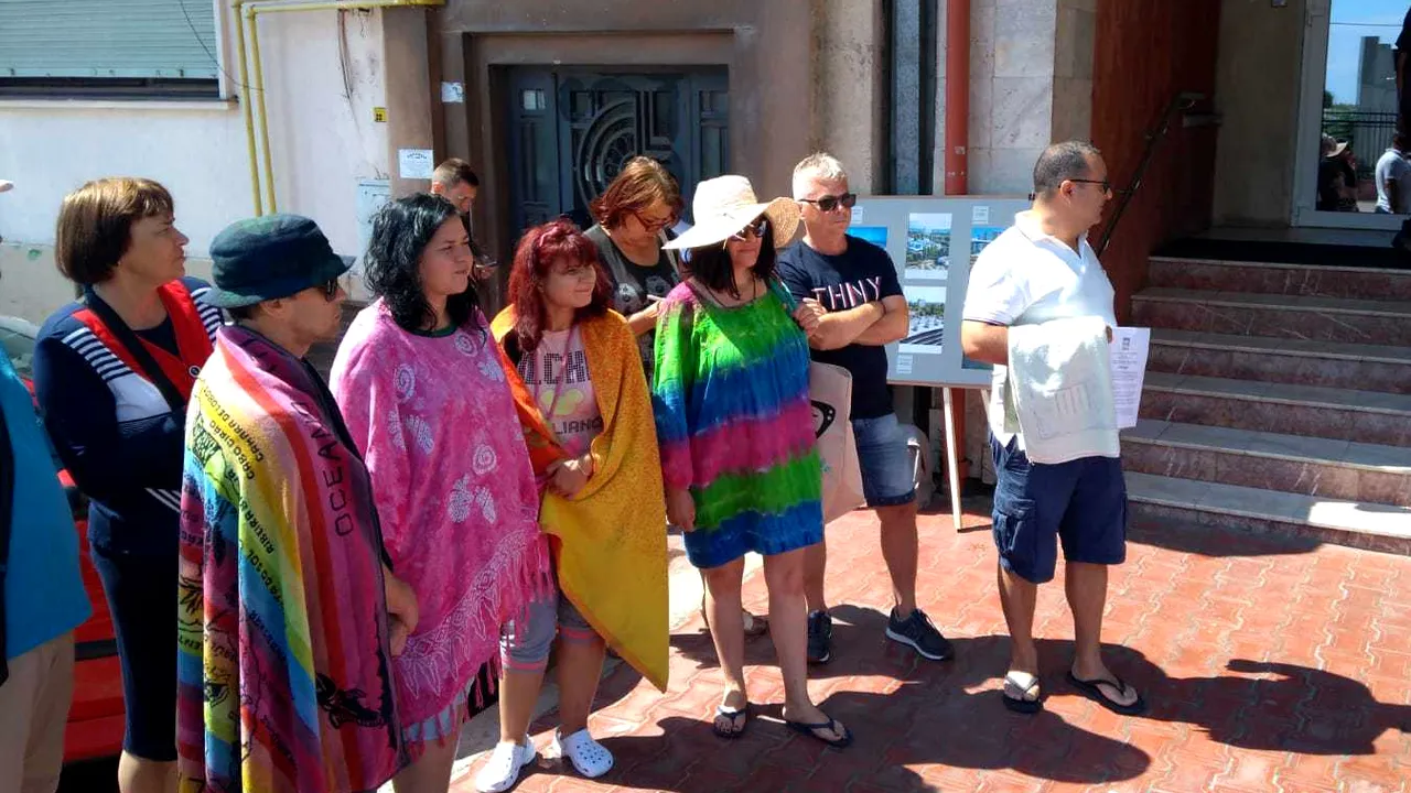 Protest pe litoral: Oamenii, revoltați față de sufocarea plajelor cu șezlonguri: Bine ați venit la Marea Albă de plastic - FOTO / VIDEO