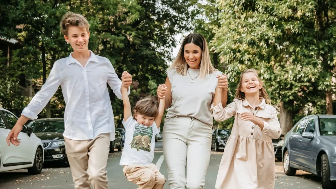 Ela Crăciun demontează mitul mamei eroine, în noul său E-book „De la SOS Mama, la ZEN Mama”