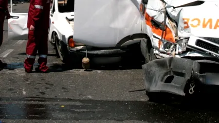 O ambulanță a fost lovită de un camion. Patru persoane au fost rănite