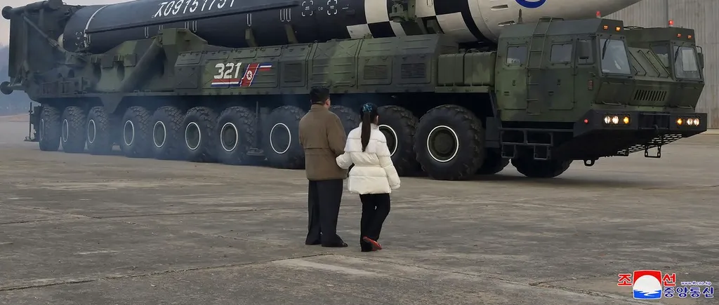 FOTO | Kim Jong-un a apărut pentru prima oară alături de fiica sa la lansarea ultimei rachete nord-coreene