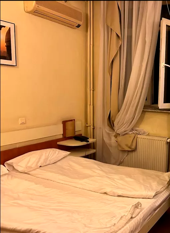Concediu de coșmar pentru un bucureștean, într-un hotel de 3 stele din Iași. Cum arăta camera de 300 lei/noapte / Sursa foto: BZI