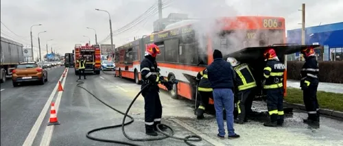 Motorul unui autobuz a luat foc, lângă Aeroportul din Sibiu. În interior se aflau 30 de pasageri (VIDEO)