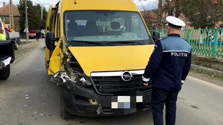 Microbuz școlar care transporta 12 elevi, lovit de o mașină în județul Arad - FOTO