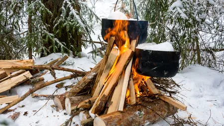 „TikTokerii” au lansat o nouă provocare: Ard zăpada pentru a demonstra că este artificială, creată „în laborator, din cipuri”