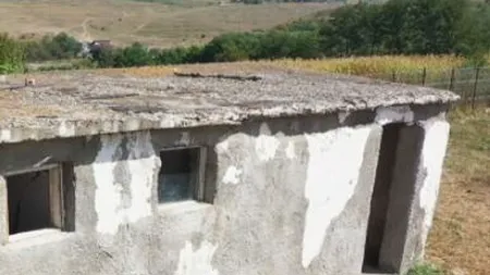 Caz incredibil în județul Botoșani. Primarul nu are curaj să intre în toaleta infectă a școlii. Elevii nu au, însă, altă soluție. Pe cine dă vina edilul pentru situație. FOTO