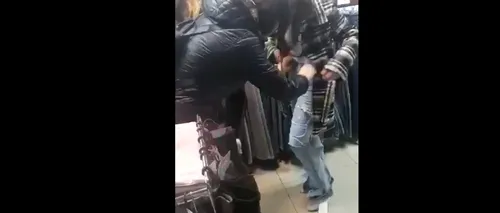 Tânără din Teleorman, lovită și scoasă în stradă dezbrăcată de vânzătoarele unui magazin, după o tentativă de furt / Gesturile vânzătoarelor, dincolo de limită - VIDEO 