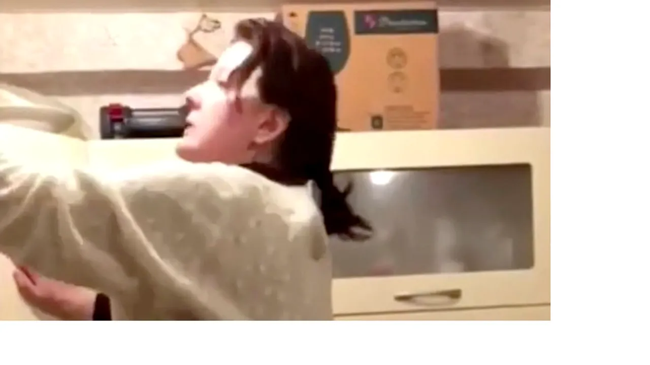 Dialog halucinant între o mamă și fiul ei în Rusia: „O să te lege și pe tine! Sunt putinistă”