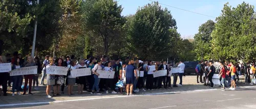 Situație dramatică în învățământul românesc | Protest și ore ținute în curtea școlii, la un colegiu din Craiova. Elev: Nu avem săli de clasă - VIDEO 