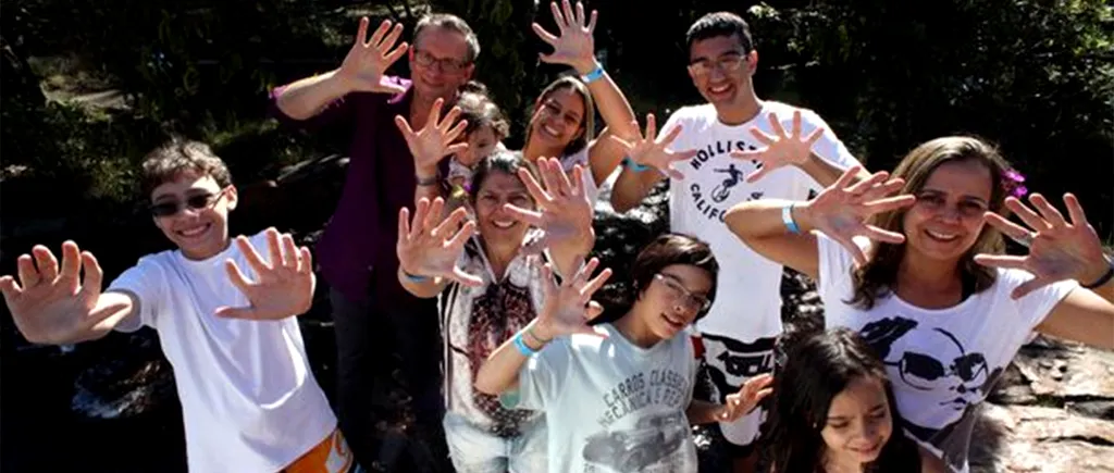 Nu e o iluzie optică! Cazul straniu (și 100% real) al familiei din imagine: Toți cei 15 membri au câte 6 degete la fiecare mână