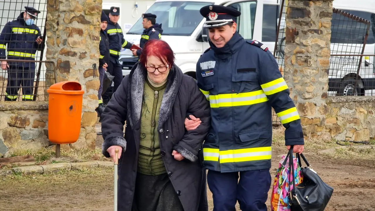 FOTO | Momentul în care primii refugiați ucraineni ajung la Tabăra Mobilă din Siret. Vor sta aici până la găsirea unor spații de cazare