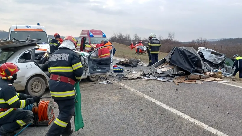 GALERIE FOTO | Accident CUMPLIT în Vaslui: O persoană a murit și alte cinci au fost rănite / La fața locului a fost trimis elicopterul SMURD