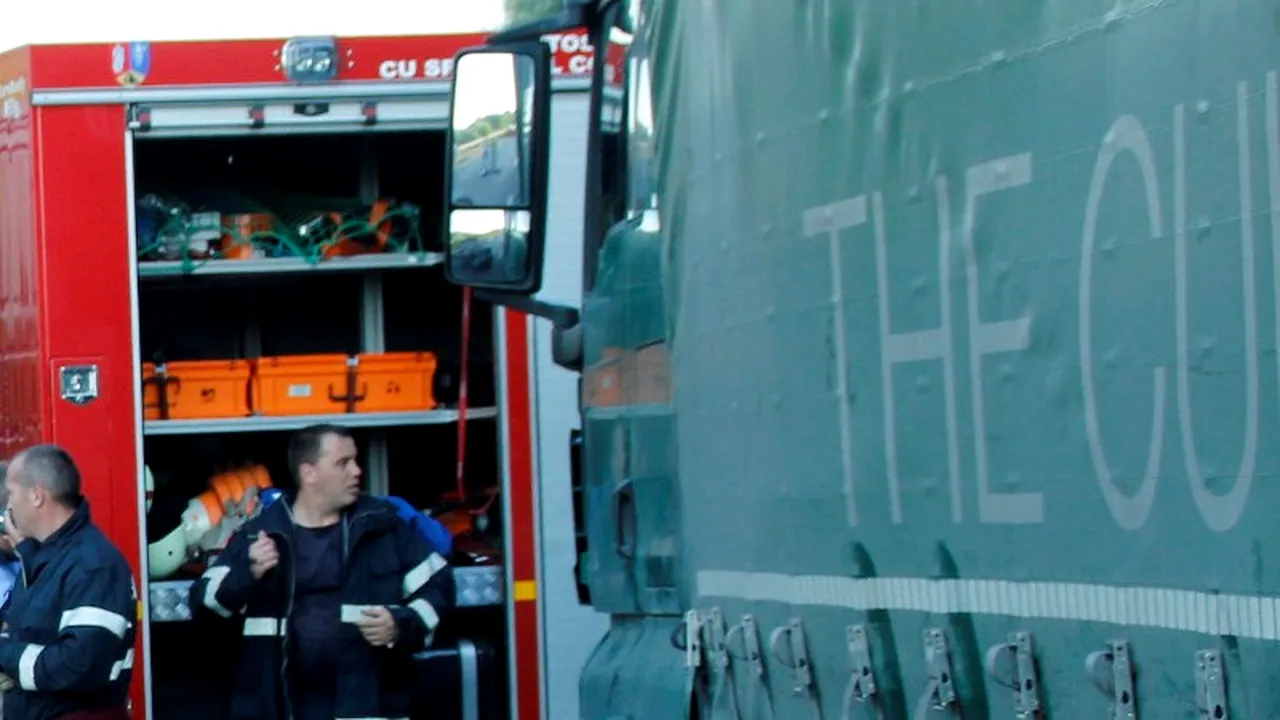 Un tir și un autoturism s-au ciocnit frontal pe DN 14: unul dintre șoferi a murit în mașina care a luat foc