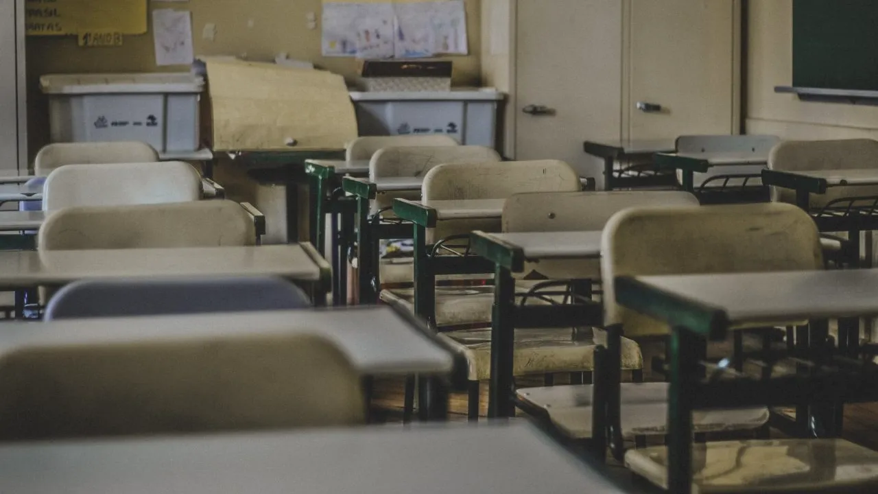 Mai mulți elevi de la o școală din Baia Mare vor fi mutați la o altă unitate de învățământ. Părinții sunt revoltați: „Se discriminează. Au ales două clase doar ca să scape de copii”