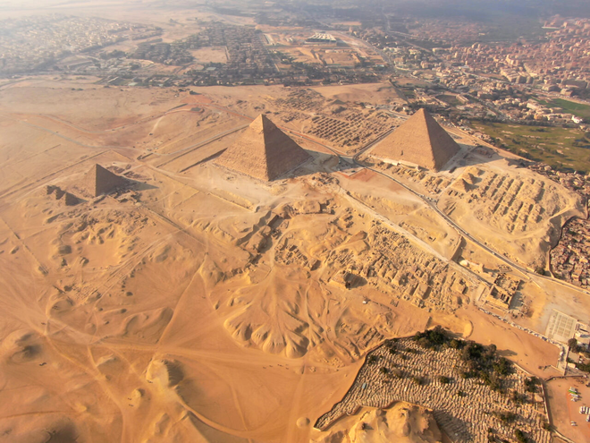 Cea mai mare piramidă de la Giza, cea a faraonului Khufu, măsoară 146 metri înălțime și este considerată singurul monument supraviețuitor din „cele șapte minuni ale lumii antice”.  Sursa Foto- Shutterstock