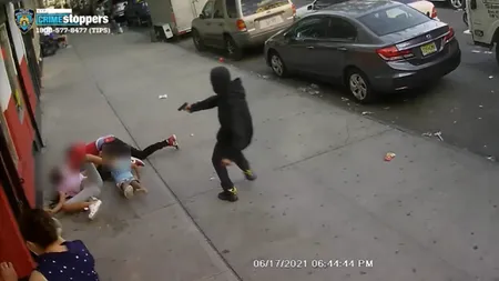 Teroare în New York! Bărbat împușcat ziua în amiaza mare, pe stradă, lângă doi copii. Atenție, imagini VIDEO cu puternic impact emoțional!
