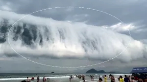 Imaginile zilei. Un nor gigantic, în formă de tub, a apărut deasupra unei plaje din Brazilia. Care este explicația