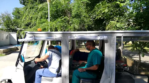 Pacienții de la „Marius Nasta”, transportați mai ușor între pavilioane. Spitalul a primit de la o fundație un „mijloc de transport ecologic, 100% electric” (FOTO)