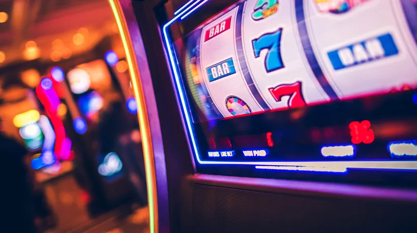 Un tânăr din Gorj a pierdut la păcănele și a distrus 11 aparate de jocuri de noroc - VIDEO
