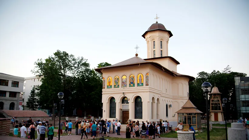 Zeci de persoane s-au adunat la biserica din Focșani unde a fost ucis preotul Tudor Marin. Autorul crimei și-a recunoscut fapta
