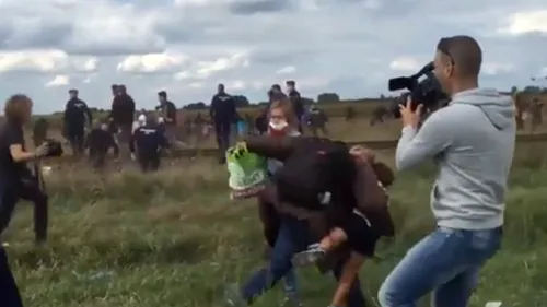 Prima reacție a jurnalistei maghiare care i-a pus piedică unui refugiat cu un copil în brațe: ''M-am panicat. Nu sunt o persoană fără inimă''