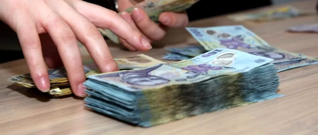 Ce a făcut o femeie din NEAMȚ după ce a găsit 4.100 lei pe jos / Bărbatul care pierduse banii este pensionar