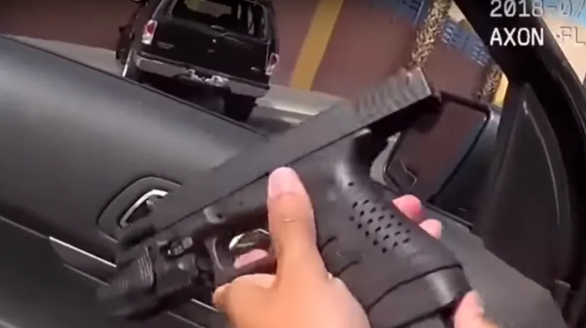 Un polițist trage 60 DE GLOANȚE prin propriul parbriz pentru a opri jeep-ul pe care îl urmărea